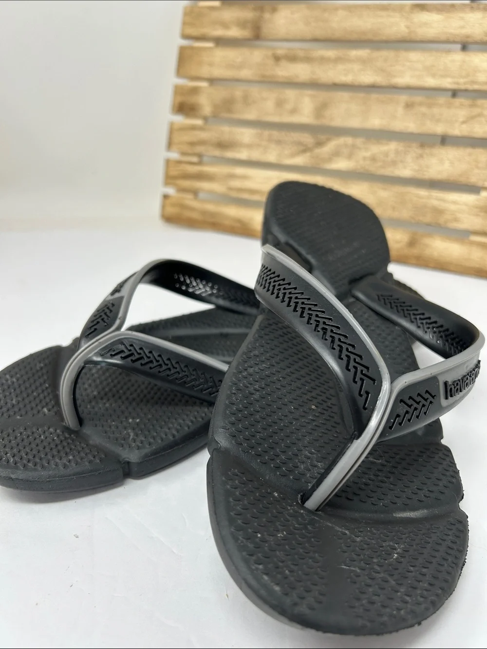 Havaianas Men’s Black Flip Flops with Gray Trim Size 41